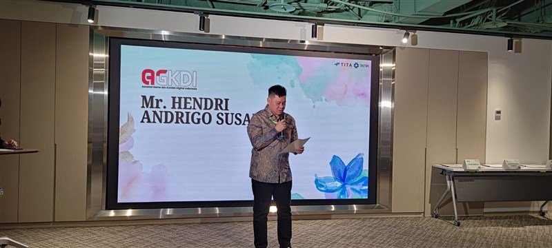 Ketua Umum Asosiasi Game dan Konten Digital Indonesia (AGKDI), Hendri Andrigo Sutanto sedang presentasi dalam rangka kegiatan yang diadakan oleh TAITRA. (Sumber Foto : KDEI)