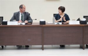 Wakil Ketua NHRC, Chi Hui-jung (kanan) dan Kepala EETO Taiwan, Lutz Güllner. (Sumber Foto : NHRC)
