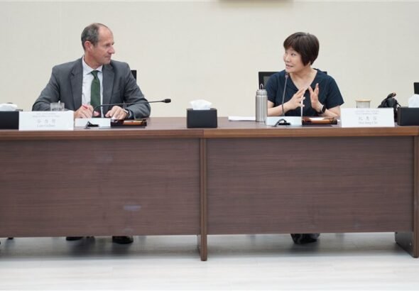 Wakil Ketua NHRC, Chi Hui-jung (kanan) dan Kepala EETO Taiwan, Lutz Güllner. (Sumber Foto : NHRC)