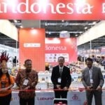 Kepala KDEI Taipei, Arif Sulistiyo (dua dari kanan) membuka paviliun Indonesia. (Sumber Foto : KDEI).