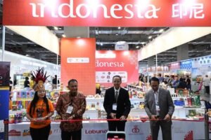 Kepala KDEI Taipei, Arif Sulistiyo (dua dari kanan) membuka paviliun Indonesia. (Sumber Foto : KDEI).