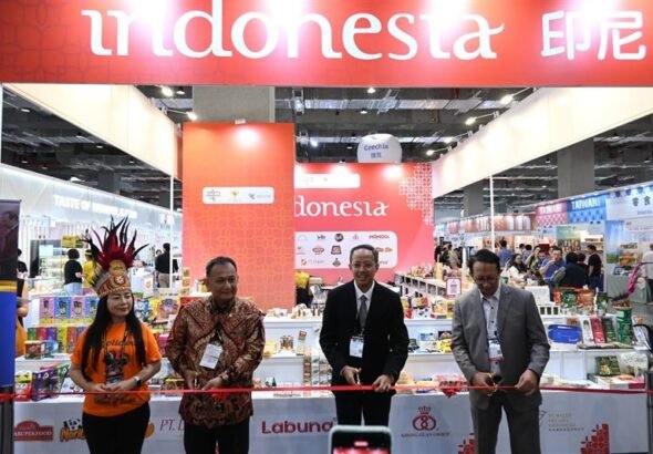 Kepala KDEI Taipei, Arif Sulistiyo (dua dari kanan) membuka paviliun Indonesia. (Sumber Foto : KDEI).