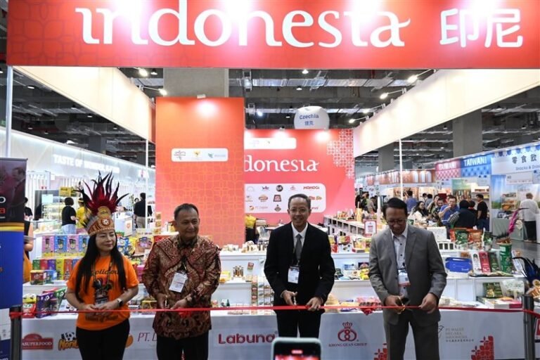 Kepala KDEI Taipei, Arif Sulistiyo (dua dari kanan) membuka paviliun Indonesia. (Sumber Foto : KDEI).