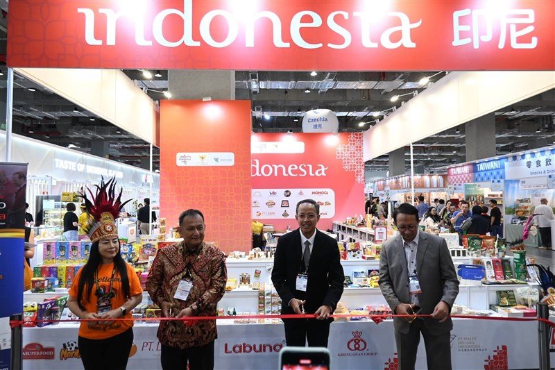 Kepala KDEI Taipei, Arif Sulistiyo (dua dari kanan) membuka paviliun Indonesia. (Sumber Foto : KDEI).