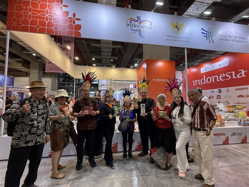 Para exhibitor dan pengunjung berfoto bersama di depan paviliun Indonesia. (Sumber Foto : CNA, 26 Juni 2026).