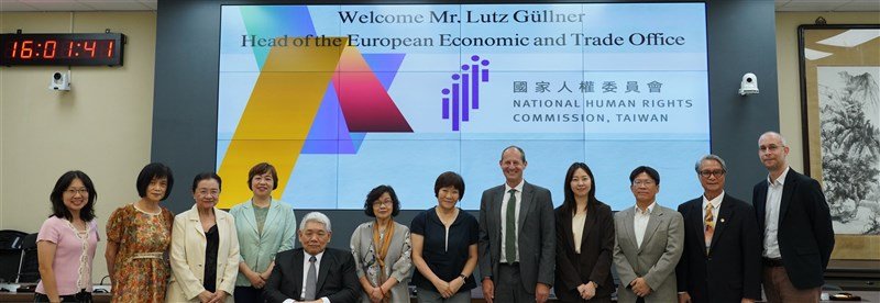 Kunjungan Kepala EETO Taiwan, Lutz Güllner (kelima dari kanan) ke NHRC pada Selasa. (Sumber Foto : NHRC)