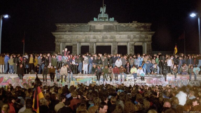 Runtuhnya “Tembok Berlin”
