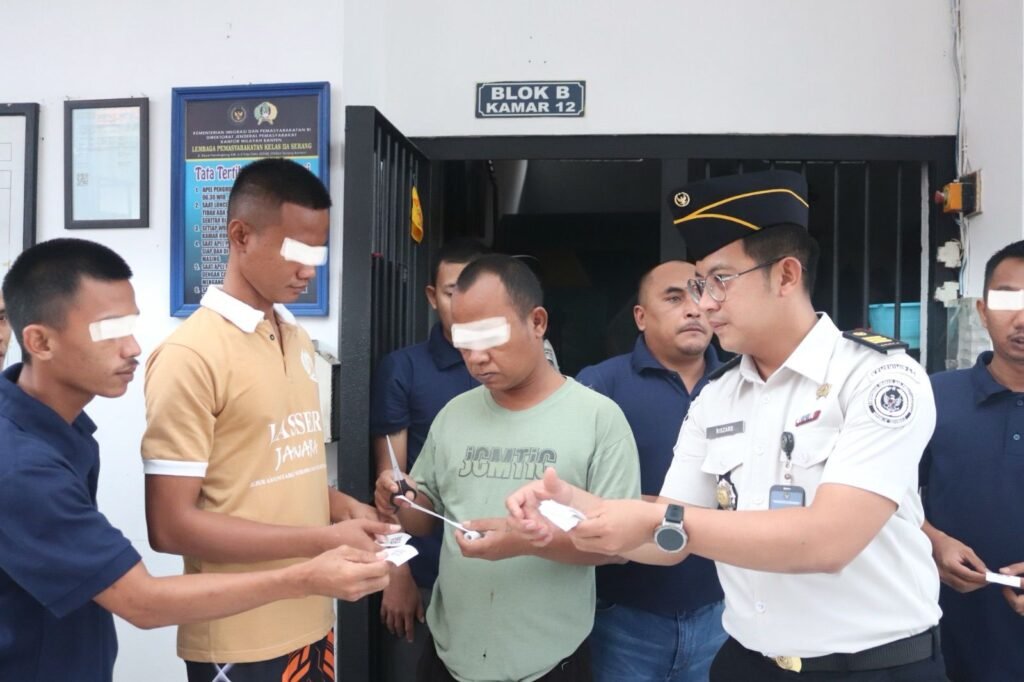 Memperingati Hari Lahir Pancasila, Lembaga Pemasyarakatan Kelas IIA Serang membagikan voucher layanan Wartelsuspas. FOTO: Achie06/PORTALBMI.ID