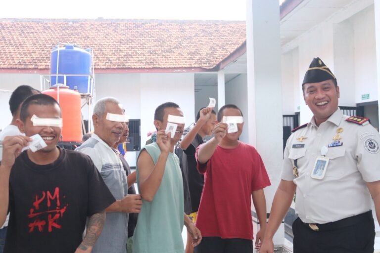 Memperingati Hari Lahir Pancasila, Lembaga Pemasyarakatan Kelas IIA Serang membagikan voucher layanan Wartelsuspas. FOTO: Achie06/PORTALBMI.ID