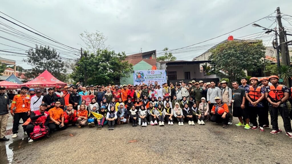 Aksi ini menjadi langkah awal warga memetakan faktor utama penyebab banjir dan potensi longsor di sepanjang aliran sungai. FOTO: Henny06/PORTALBMI.ID