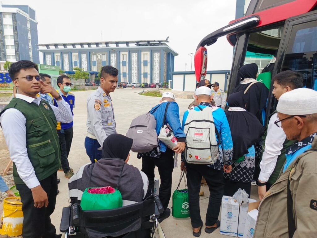 Jemaah haji Kloter JKB-01 asal Provinsi Banten tiba di Debarkasi Asrama Haji atau Grand El Hajj Banten, Cipondoh, Kota Tangerang, Selasa (2/6/2026). FOTO: Setda Banten/PORTALBMI.ID