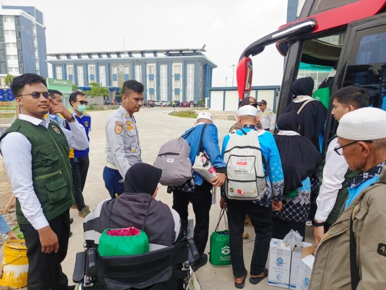 Jemaah haji Kloter JKB-01 asal Provinsi Banten tiba di Debarkasi Asrama Haji atau Grand El Hajj Banten, Cipondoh, Kota Tangerang, Selasa (2/6/2026). FOTO: Setda Banten/PORTALBMI.ID