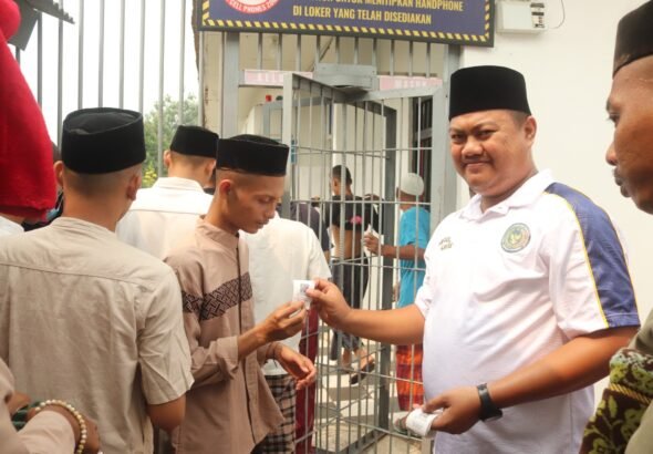 Program Jumat Berkah dengan membagikan voucher Warung Telekomunikasi Khusus (Wartelsus) secara gratis kepada Warga Binaan Pemasyarakatan (WBP). FOTO: Achie06/PORTALBMI.ID