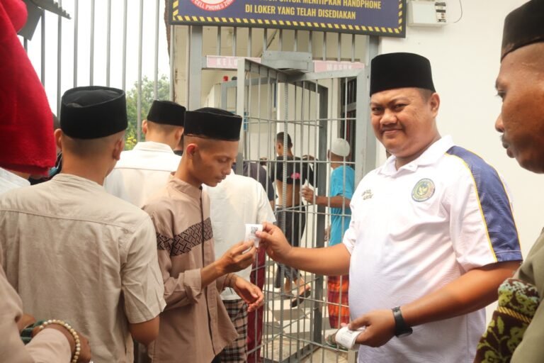 Program Jumat Berkah dengan membagikan voucher Warung Telekomunikasi Khusus (Wartelsus) secara gratis kepada Warga Binaan Pemasyarakatan (WBP). FOTO: Achie06/PORTALBMI.ID