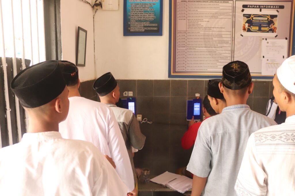 Program Jumat Berkah dengan membagikan voucher Warung Telekomunikasi Khusus (Wartelsus) secara gratis kepada Warga Binaan Pemasyarakatan (WBP). FOTO: Achie06/PORTALBMI.ID