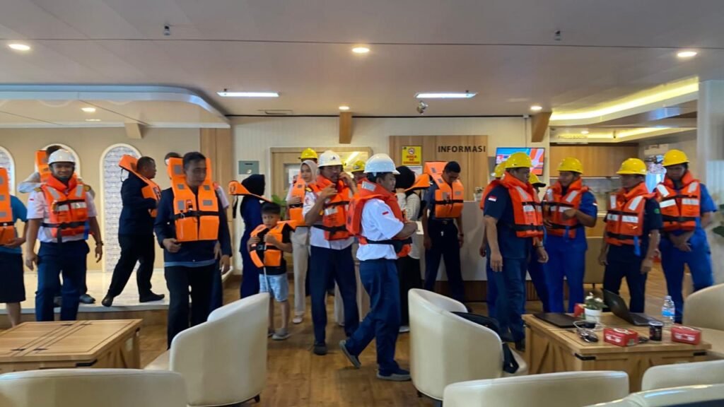 PT STL Group kembali menunjukkan komitmennya terhadap keselamatan pelayaran dengan menggelar simulasi keadaan darurat (Emergency Drill/Muster Drill) di atas Kapal Eirine. FOTO: Budi05/PORTALBMI.ID