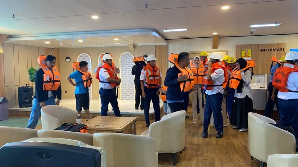 PT STL Group kembali menunjukkan komitmennya terhadap keselamatan pelayaran dengan menggelar simulasi keadaan darurat (Emergency Drill/Muster Drill) di atas Kapal Eirine. FOTO: Budi05/PORTALBMI.ID