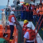 PT STL Group kembali menunjukkan komitmennya terhadap keselamatan pelayaran dengan menggelar simulasi keadaan darurat (Emergency Drill/Muster Drill) di atas Kapal Eirine. FOTO: Budi05/PORTALBMI.ID
