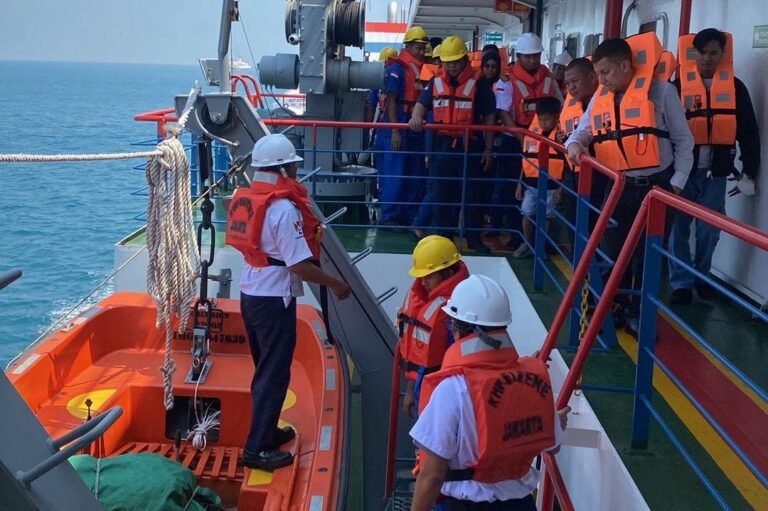 PT STL Group kembali menunjukkan komitmennya terhadap keselamatan pelayaran dengan menggelar simulasi keadaan darurat (Emergency Drill/Muster Drill) di atas Kapal Eirine. FOTO: Budi05/PORTALBMI.ID