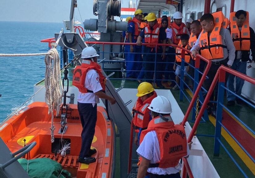 PT STL Group kembali menunjukkan komitmennya terhadap keselamatan pelayaran dengan menggelar simulasi keadaan darurat (Emergency Drill/Muster Drill) di atas Kapal Eirine. FOTO: Budi05/PORTALBMI.ID
