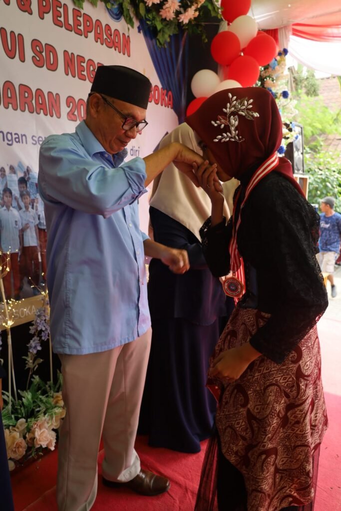 Pelepasan siswa-siswi Kelas VI SD Negeri Angsoka yang digelar di halaman sekolah, Selasa (9/6/2026). FOTO: Achie06/PORTALBMI.ID