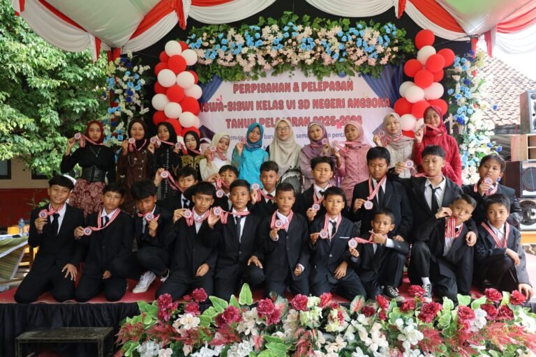 Pelepasan siswa-siswi Kelas VI SD Negeri Angsoka yang digelar di halaman sekolah, Selasa (9/6/2026). FOTO: Achie06/PORTALBMI.ID