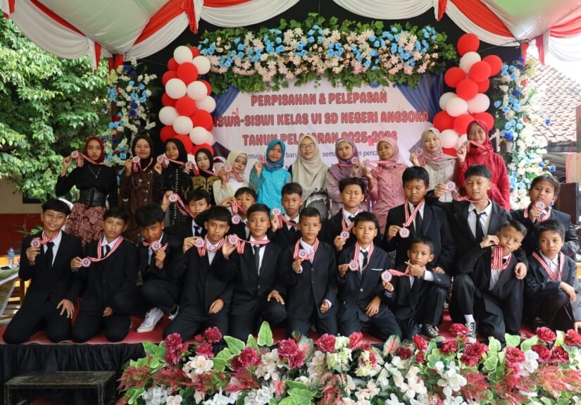 Pelepasan siswa-siswi Kelas VI SD Negeri Angsoka yang digelar di halaman sekolah, Selasa (9/6/2026). FOTO: Achie06/PORTALBMI.ID