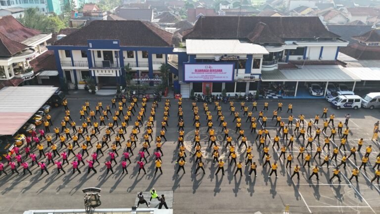 Polresta Cilacap menggelar olahraga bersama di Lapangan Apel Polresta Cilacap, Jumat (12/6/2026). FOTO: Humas Polresta Cilacap