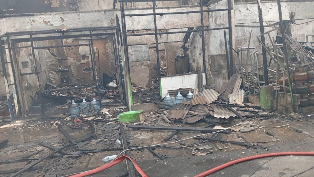 Kios delapan pintu di Jalan Wadassari 4, RT 04/RW 02, Kelurahan Pondok Betung, Kecamatan Pondok Aren, Tangerang Selatan, pada Sabtu pagi sekitar pukul 05.40 WIB. FOTO: Henny06/PORTALBMI.ID