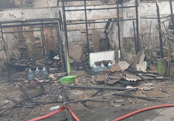 Kios delapan pintu di Jalan Wadassari 4, RT 04/RW 02, Kelurahan Pondok Betung, Kecamatan Pondok Aren, Tangerang Selatan, pada Sabtu pagi sekitar pukul 05.40 WIB. FOTO: Henny06/PORTALBMI.ID
