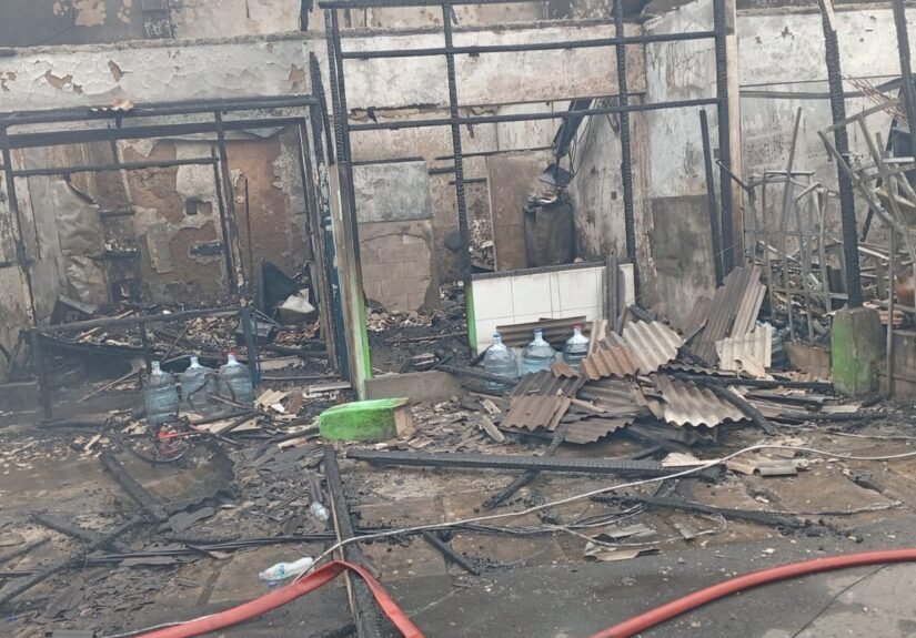 Kios delapan pintu di Jalan Wadassari 4, RT 04/RW 02, Kelurahan Pondok Betung, Kecamatan Pondok Aren, Tangerang Selatan, pada Sabtu pagi sekitar pukul 05.40 WIB. FOTO: Henny06/PORTALBMI.ID