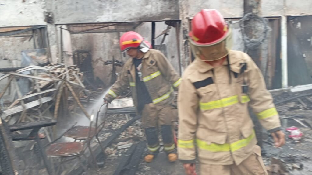 Kios delapan pintu di Jalan Wadassari 4, RT 04/RW 02, Kelurahan Pondok Betung, Kecamatan Pondok Aren, Tangerang Selatan, pada Sabtu pagi sekitar pukul 05.40 WIB. FOTO: Henny06/PORTALBMI.ID