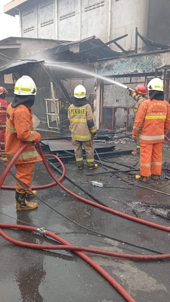 Kios delapan pintu di Jalan Wadassari 4, RT 04/RW 02, Kelurahan Pondok Betung, Kecamatan Pondok Aren, Tangerang Selatan, pada Sabtu pagi sekitar pukul 05.40 WIB. FOTO: Henny06/PORTALBMI.ID