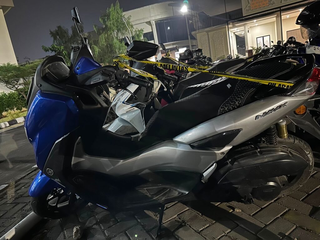 Dua pelaku berhasil diamankan setelah diduga terlibat dalam pencurian sepeda motor Yamaha NMAX. FOTO: Henny06/PORTALBMI.ID