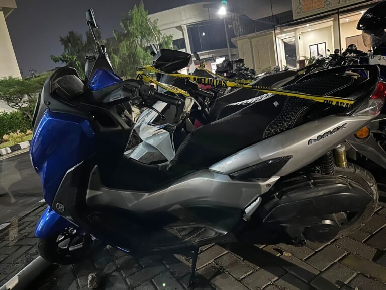 Dua pelaku berhasil diamankan setelah diduga terlibat dalam pencurian sepeda motor Yamaha NMAX. FOTO: Henny06/PORTALBMI.ID