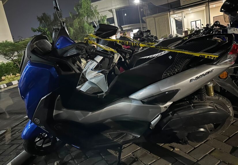 Dua pelaku berhasil diamankan setelah diduga terlibat dalam pencurian sepeda motor Yamaha NMAX. FOTO: Henny06/PORTALBMI.ID