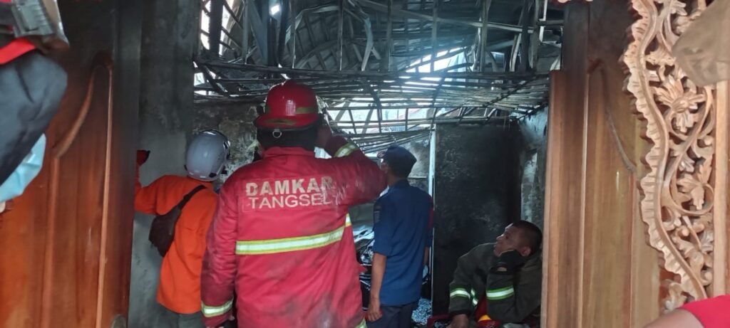 Kebakaran menghanguskan satu unit rumah hunian di kawasan padat penduduk pada Rabu (17/6). FOTO: Henny06/PORTALBMI.ID
