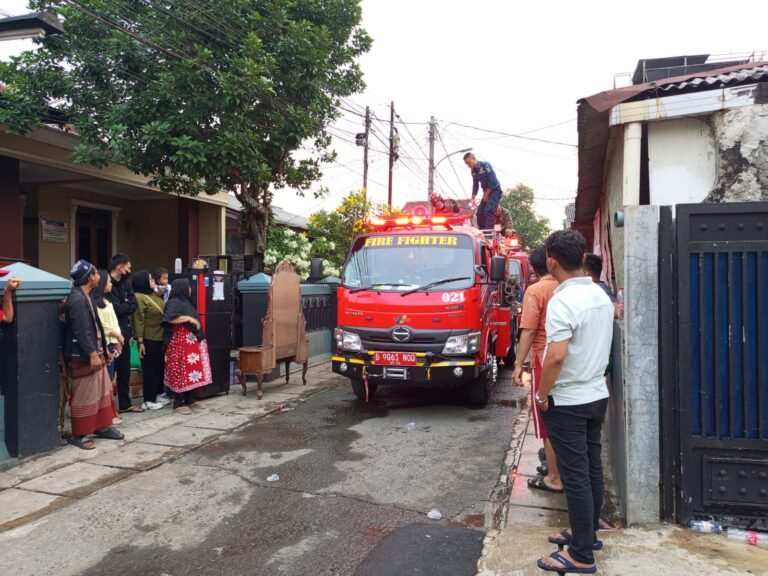 Kebakaran menghanguskan satu unit rumah hunian di kawasan padat penduduk pada Rabu (17/6). FOTO: Henny06/PORTALBMI.ID
