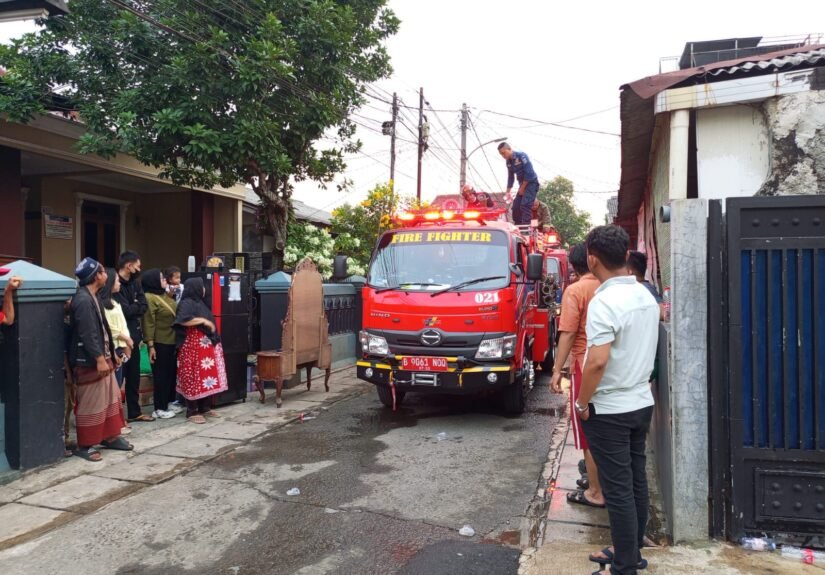 Kebakaran menghanguskan satu unit rumah hunian di kawasan padat penduduk pada Rabu (17/6). FOTO: Henny06/PORTALBMI.ID