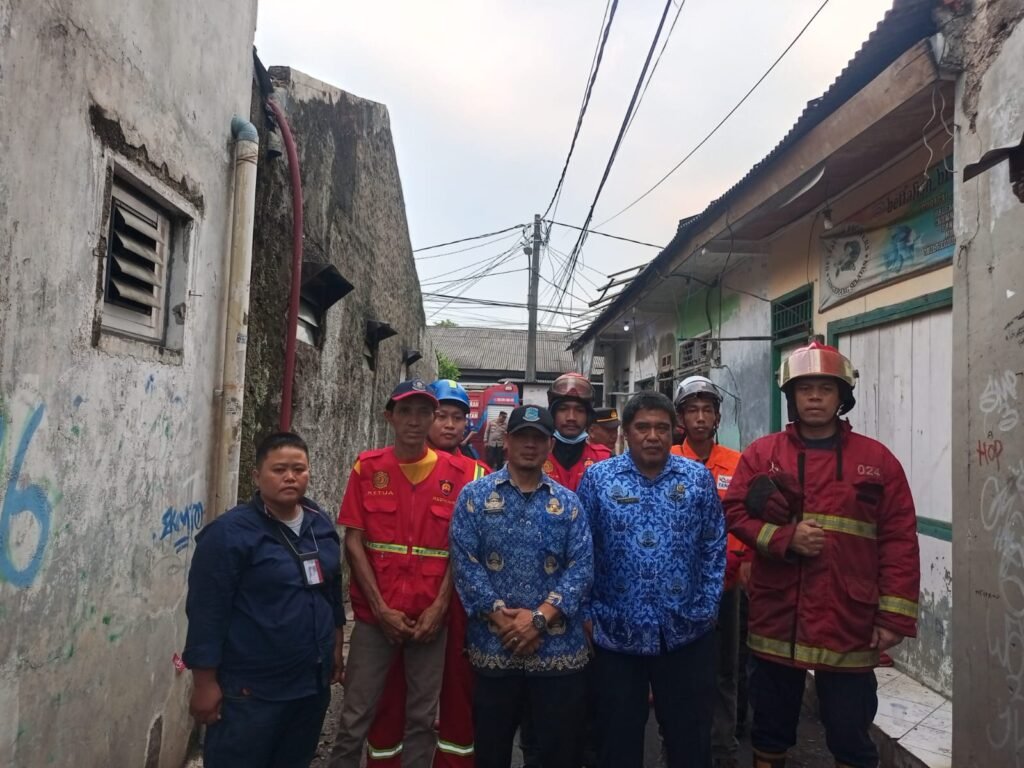 Kebakaran menghanguskan satu unit rumah hunian di kawasan padat penduduk pada Rabu (17/6). FOTO: Henny06/PORTALBMI.ID