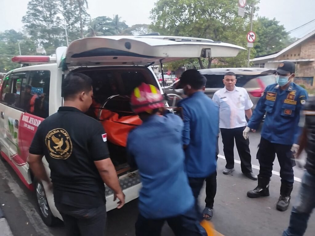 Petugas kepolisian yang berada di lokasi segera berkoordinasi dengan Tim Pemadam Kebakaran dan Penyelamatan Kota Tangerang. FOTO: Henny06/PORTALBMI.ID