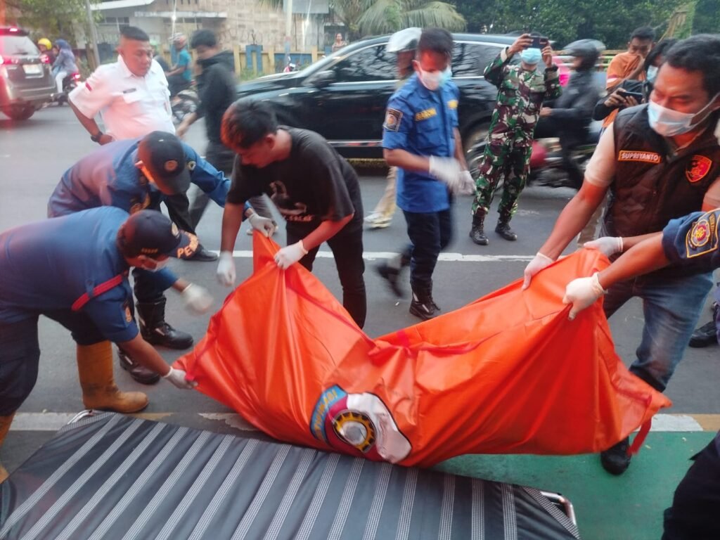 Petugas kepolisian yang berada di lokasi segera berkoordinasi dengan Tim Pemadam Kebakaran dan Penyelamatan Kota Tangerang. FOTO: Henny06/PORTALBMI.ID