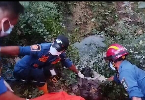 Mayat tanpa identitas ditemukan di kawasan Taman Pramuka, Jalan Daan Mogot, Kelurahan Suka Asih, Kecamatan Tangerang, Kota Tangerang, Rabu (17/6) sore. FOTO: Henny06/PORTALBMI.ID