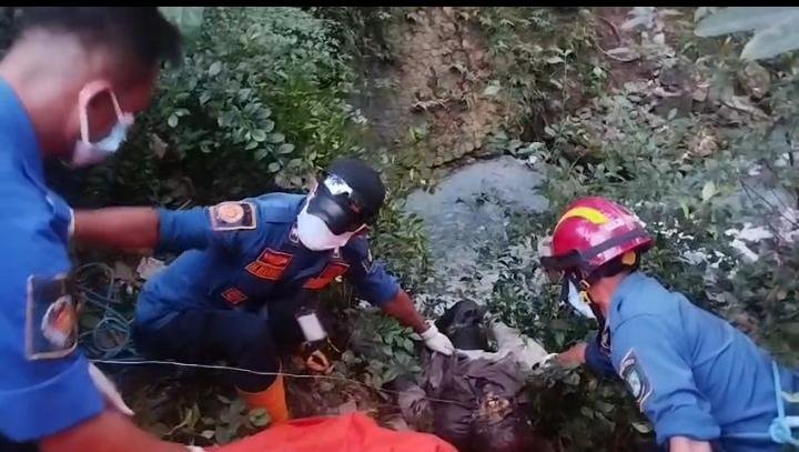 Mayat tanpa identitas ditemukan di kawasan Taman Pramuka, Jalan Daan Mogot, Kelurahan Suka Asih, Kecamatan Tangerang, Kota Tangerang, Rabu (17/6) sore. FOTO: Henny06/PORTALBMI.ID