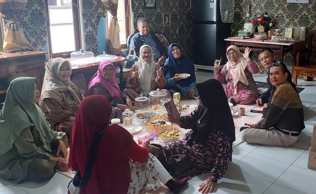 Hidangan khas lokal seperti ketupat, lontong, berbagai kue tradisional tampak tersaji di meja-meja warga. FOTO: Aef05/PORTALBMI.ID