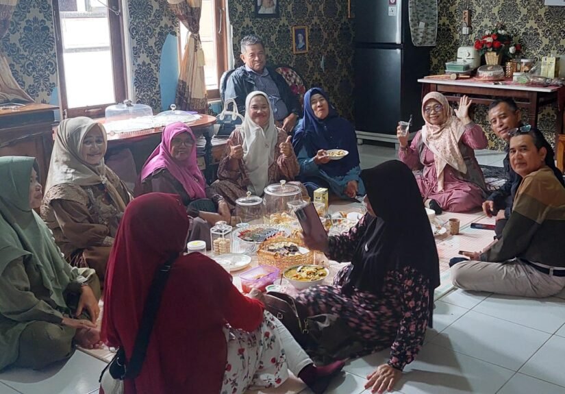 Hidangan khas lokal seperti ketupat, lontong, berbagai kue tradisional tampak tersaji di meja-meja warga. FOTO: Aef05/PORTALBMI.ID