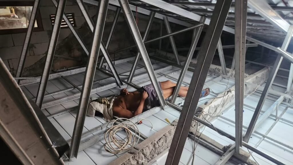 DAMKAR Tangsel Evakuasi korban tersengat listrik di plafon rumah. FOTO: Henny06/PORTALBMI.ID