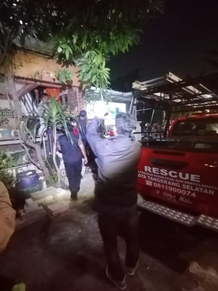 DAMKAR Tangsel Evakuasi korban tersengat listrik di plafon rumah. FOTO: Henny06/PORTALBMI.ID