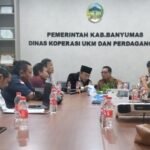 Audiensi perwakilan pedagang yang didampingi kuasa hukum dari YLBH Macan Indonesia serta LSM Sakti Banyumas Indonesia dengan Disperindag Banyumas. FOTO: Imam07/PORTALBMI.ID