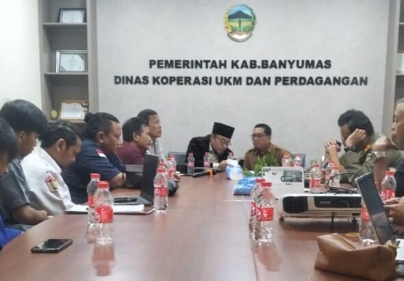 Audiensi perwakilan pedagang yang didampingi kuasa hukum dari YLBH Macan Indonesia serta LSM Sakti Banyumas Indonesia dengan Disperindag Banyumas. FOTO: Imam07/PORTALBMI.ID